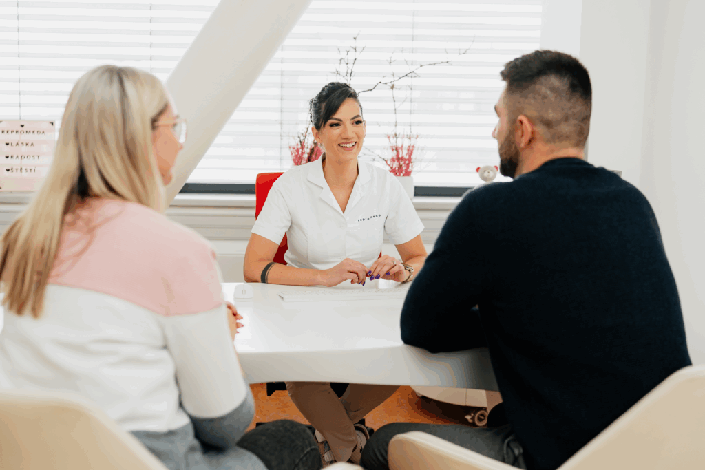 Pár na konzultaci s lékařem Repromedy.