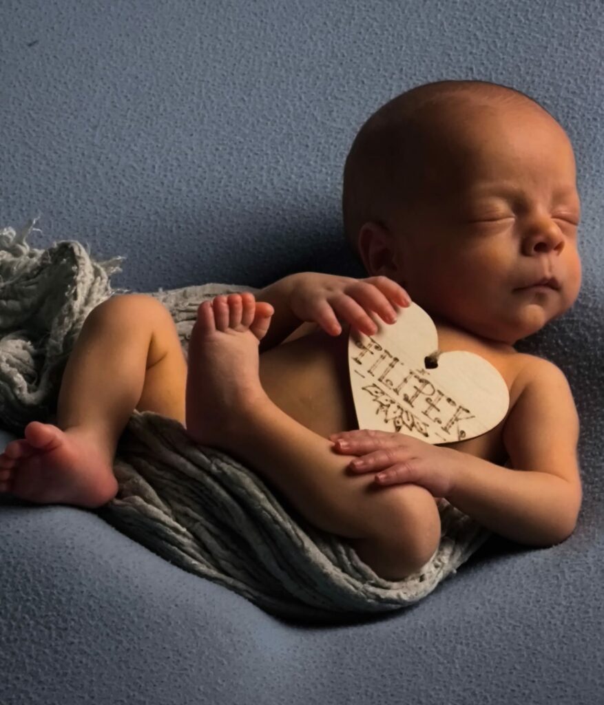 Miminko Filip klidně spí krátce po narození – radostný výsledek léčby neplodnosti v Repromedě.